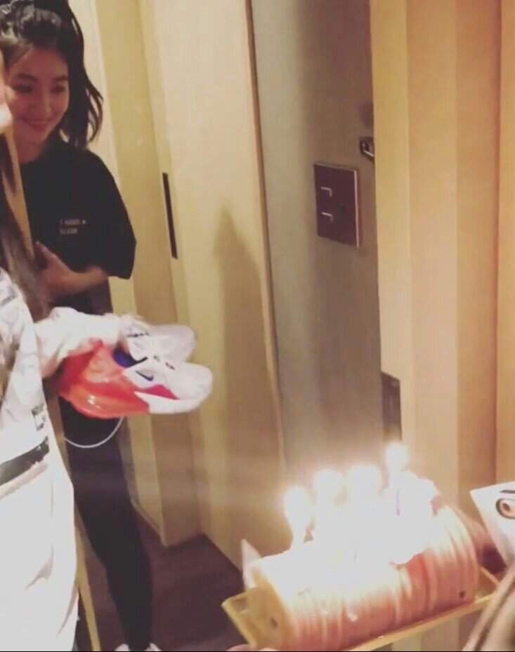 Encogimiento Esperanzado cueva so did seulgi gifted the nike shoes to irene or she was just randomly  holding her shoes when they were about to surprise her 😂 | Red Velvet Amino