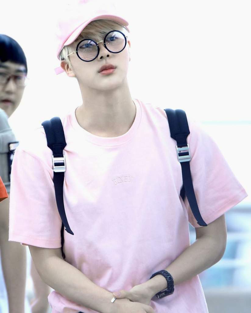 Jin tão cute de óculos.