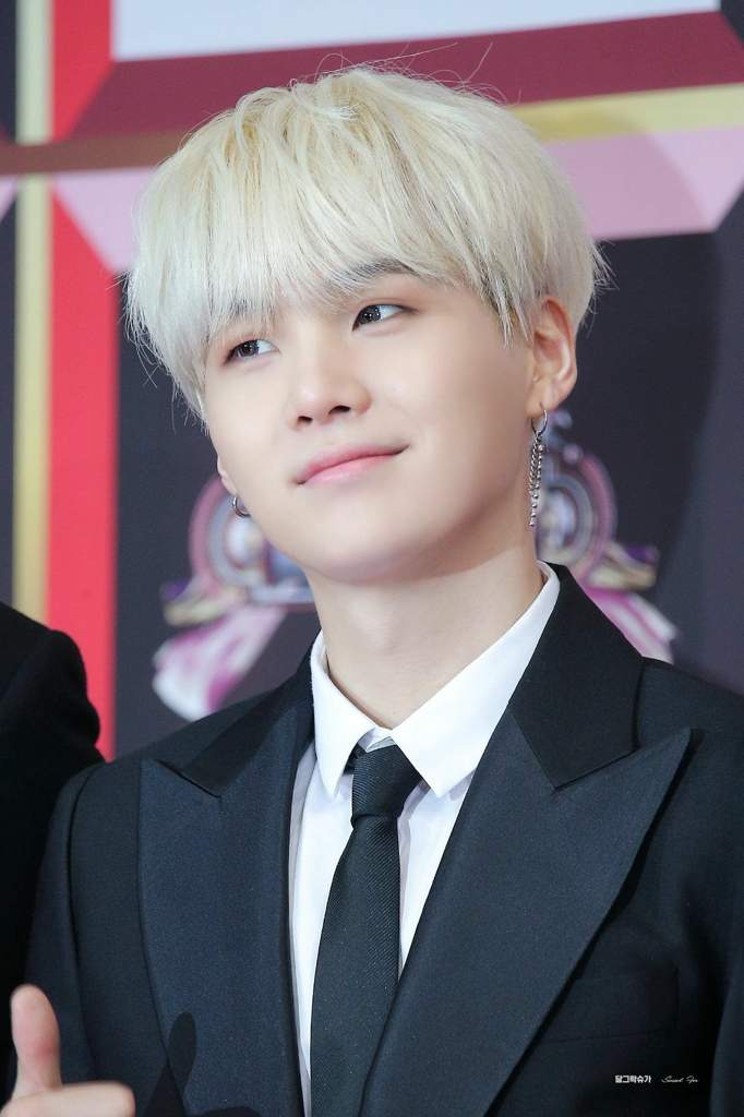 Especial fotos de Yoongi cabello Rubio | •Min YoonGi || Amino• Amino