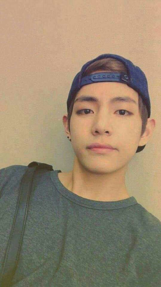 Taehyung wearing cap backwards is a concept💖 | ARMY's Amino