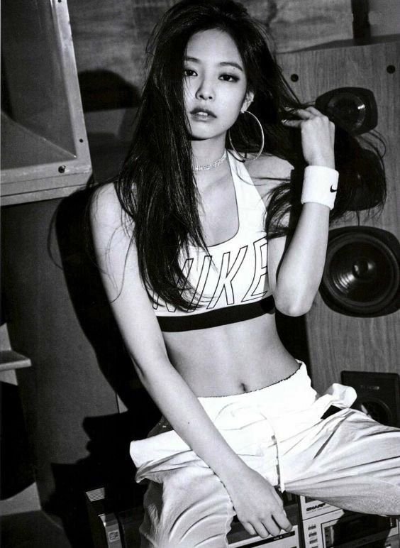 Dia 7 ~Jennie “sin camisa”~ pd: mi santa Jennie no tiene fotos sin camisa...  creo 7v7 | •BLACKPINK• Amino