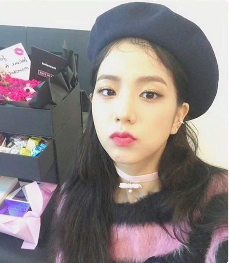 Blackpink jisoo with hat 💜 | K-Pop Amino