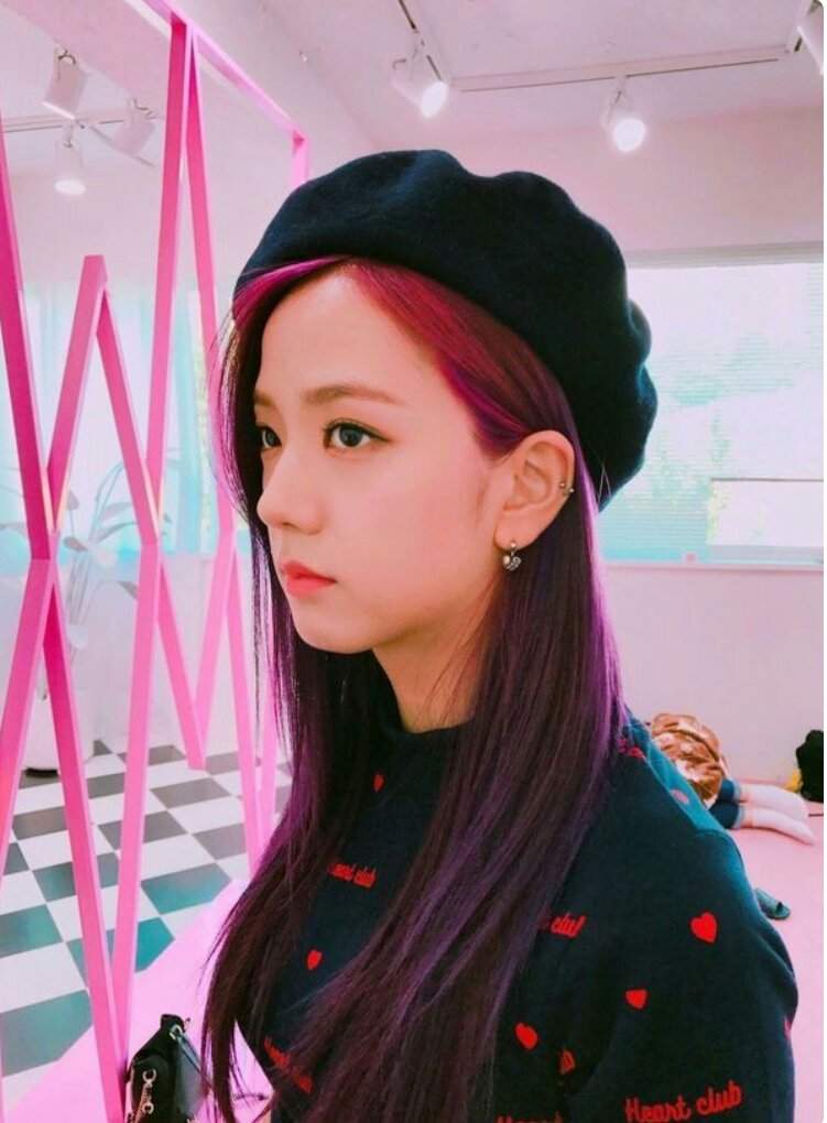 Blackpink jisoo with hat 💜 | K-Pop Amino