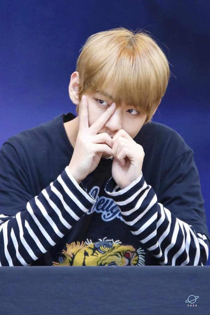 Literally Just 25 photos Photos Of BTS V’s Signature V Sign | ARMY's Amino