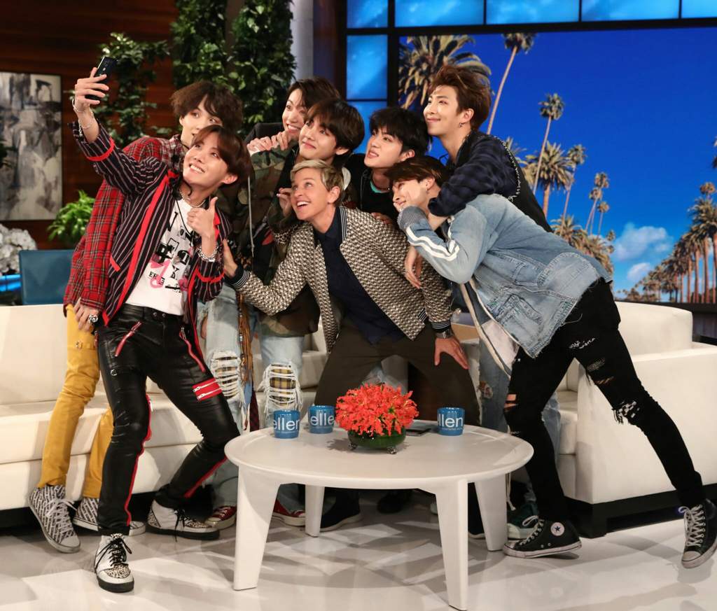 RESUMO] BTS apresenta seus novos single no programa "The Ellen DeGeneres  Show". | ARMY-BR Amino