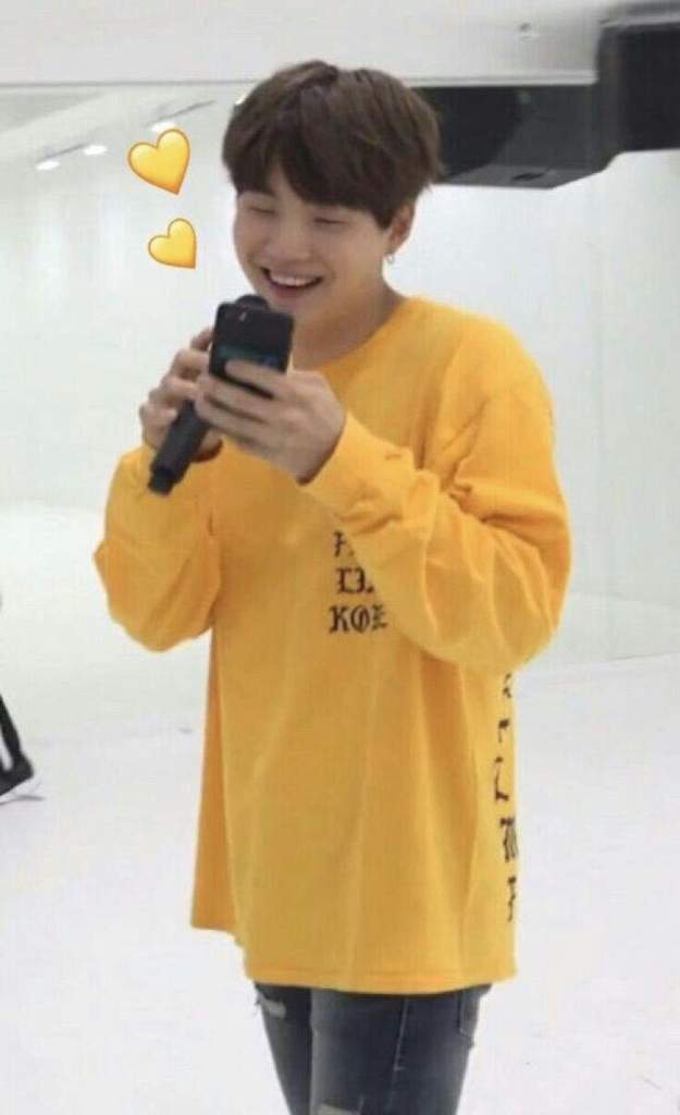 yoongi yellow shirt