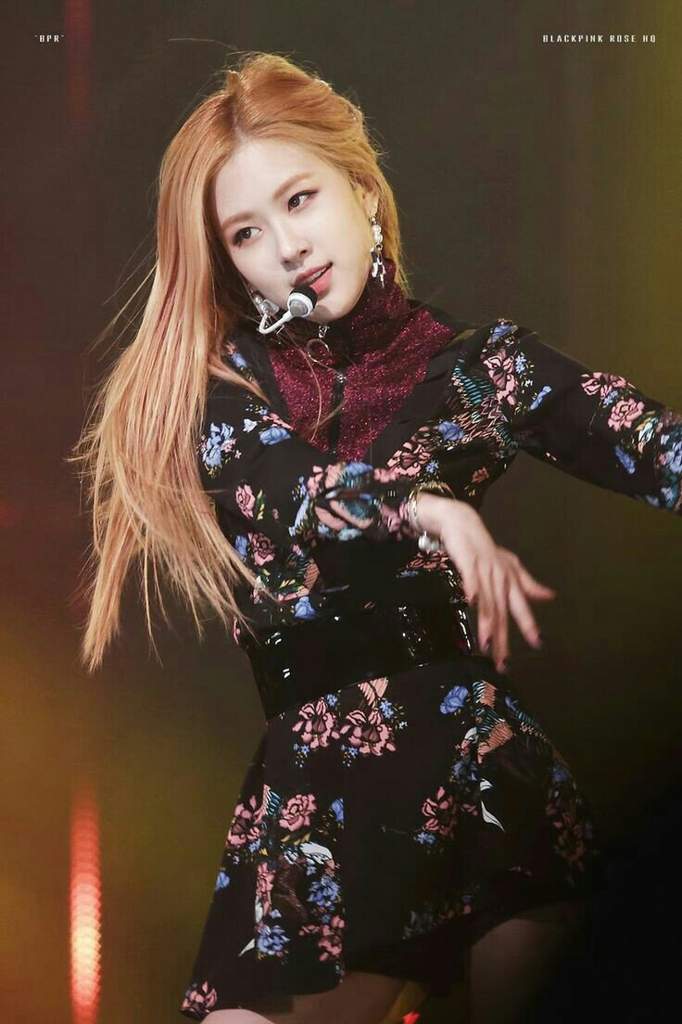 LET'S APPRECIATE ROSÈ STAGE OUTFITS 😭😍 | Rosé Amino Amino