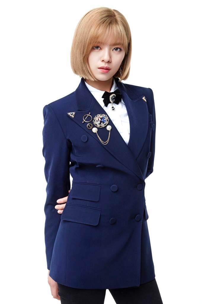 Jeongyeon in suits 😍😍 | Twice (트와이스)ㅤ Amino