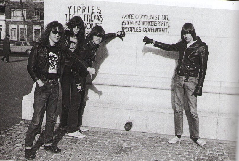 Ramones образовались в начале 1974 года когда Джон Камминс и Дуглас Колвин ...