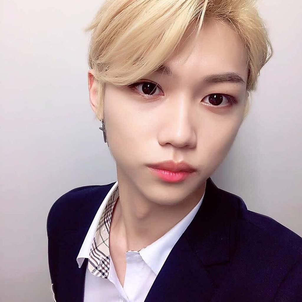 Bias Challenge Day 5: Felix’s selca | Stray Kids Amino