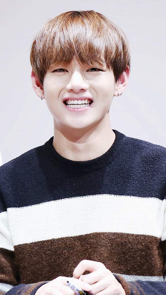 Featured image of post Wallpaper Taehyung Box Smile With tenor maker of gif keyboard add popular taehyung animated gifs to your conversations