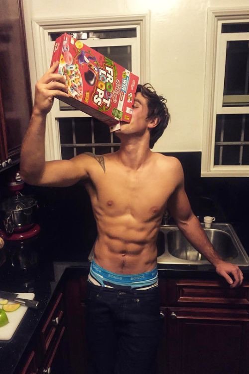 Kj Apa Shirtless As Archie On Riverdale Popsugar Entertainment