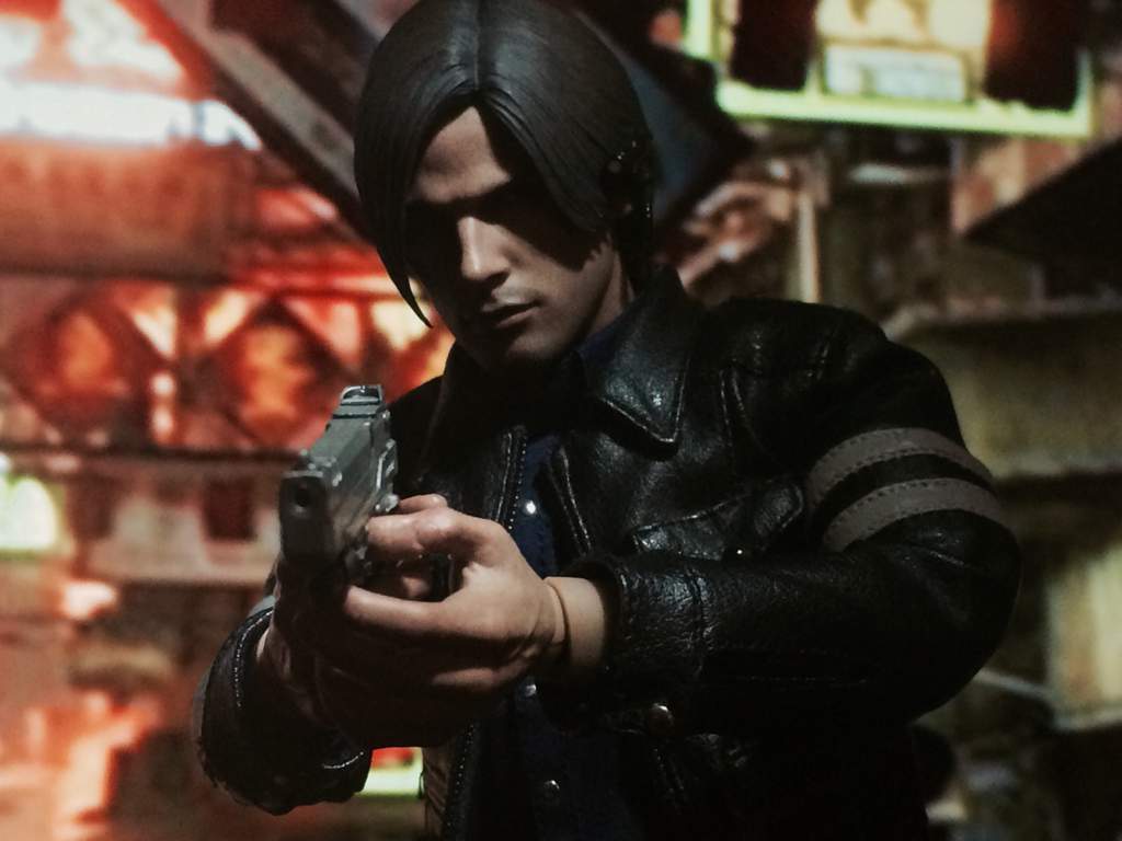 Figure Showcase (Updated): Hot Toys Resident Evil 6: Leon 