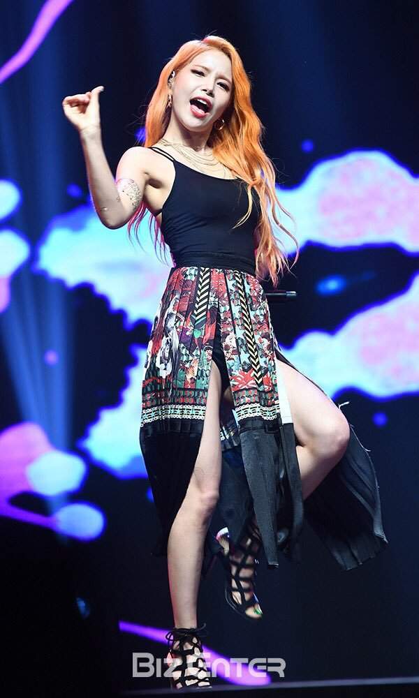 MAMAMOO Red Moon Show Case Pictures - Solar | MAMAMOO Amino