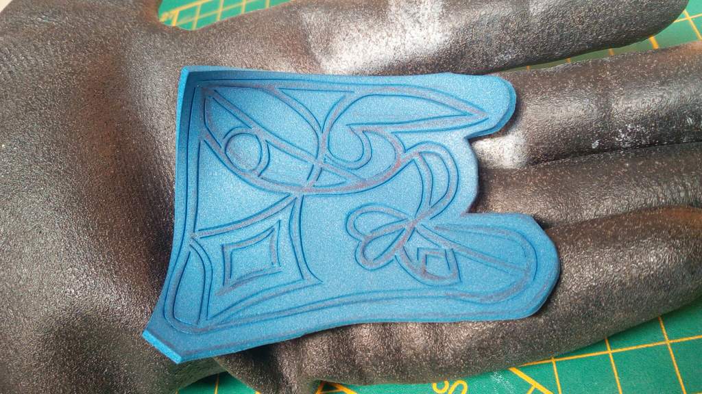 How to engrave flat details in foam Wiki Cosplay Amino