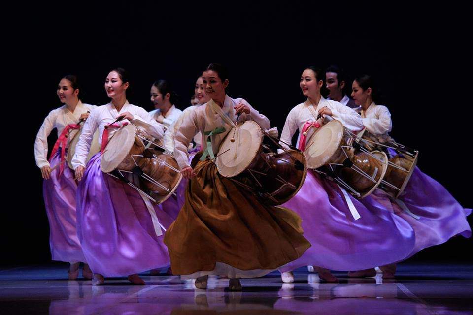 Корейский танец песня. Танец барабанов Муго Корея. Народные танцы Южной Кореи. Корейские традиционные танцы. Традиционные танцы Кореи.