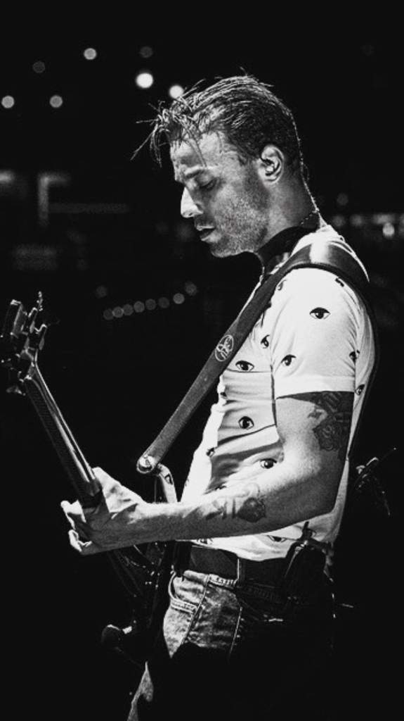 Chris Wolstenholme Facts Information Wiki Musers Amino 