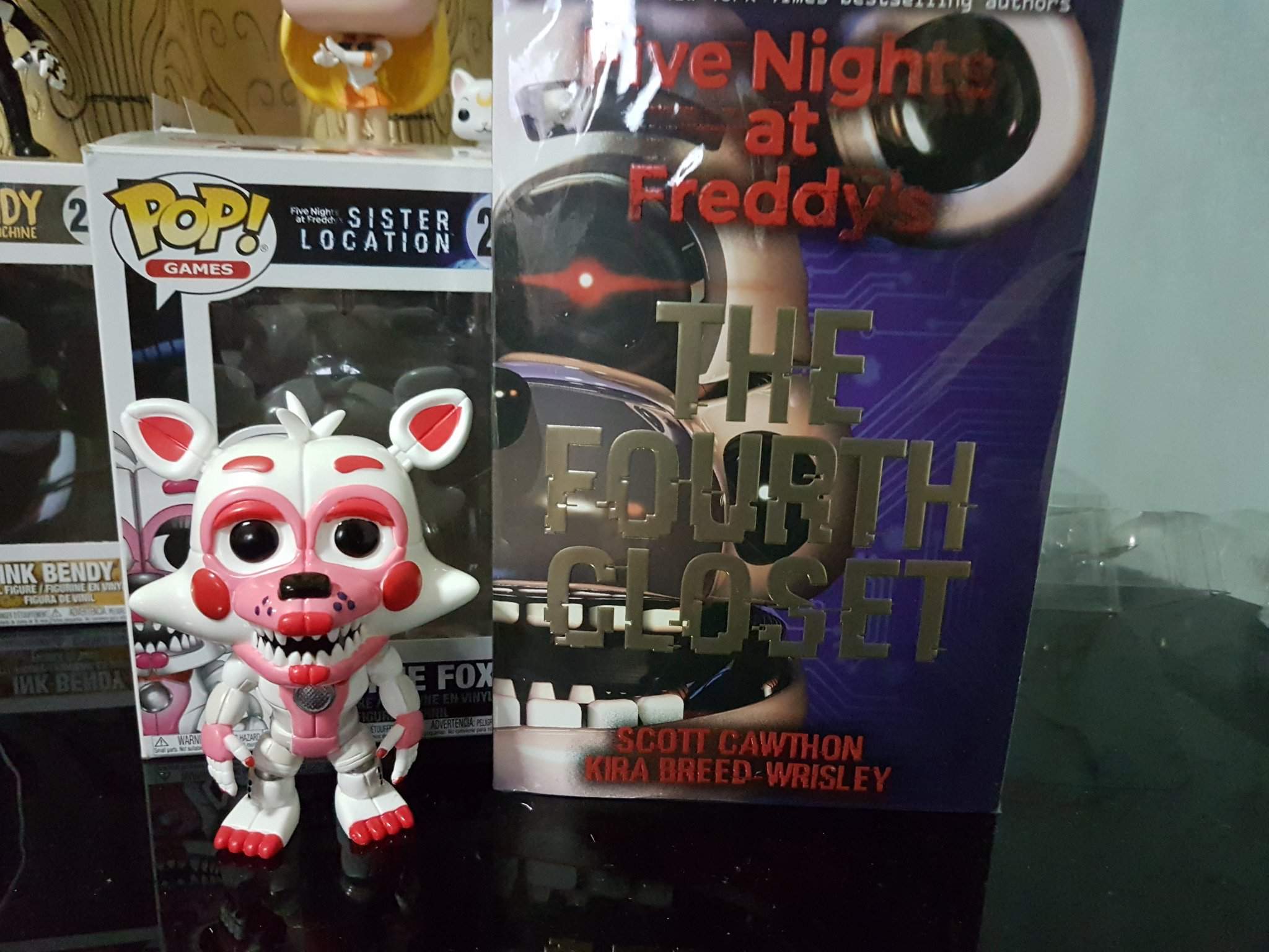 Funtime foxy and the new book | Five Nights At Freddy's Amino