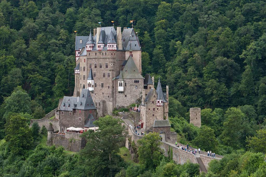 🏰Burg Eltz Castle Haunting🏰 | Paranormal Amino