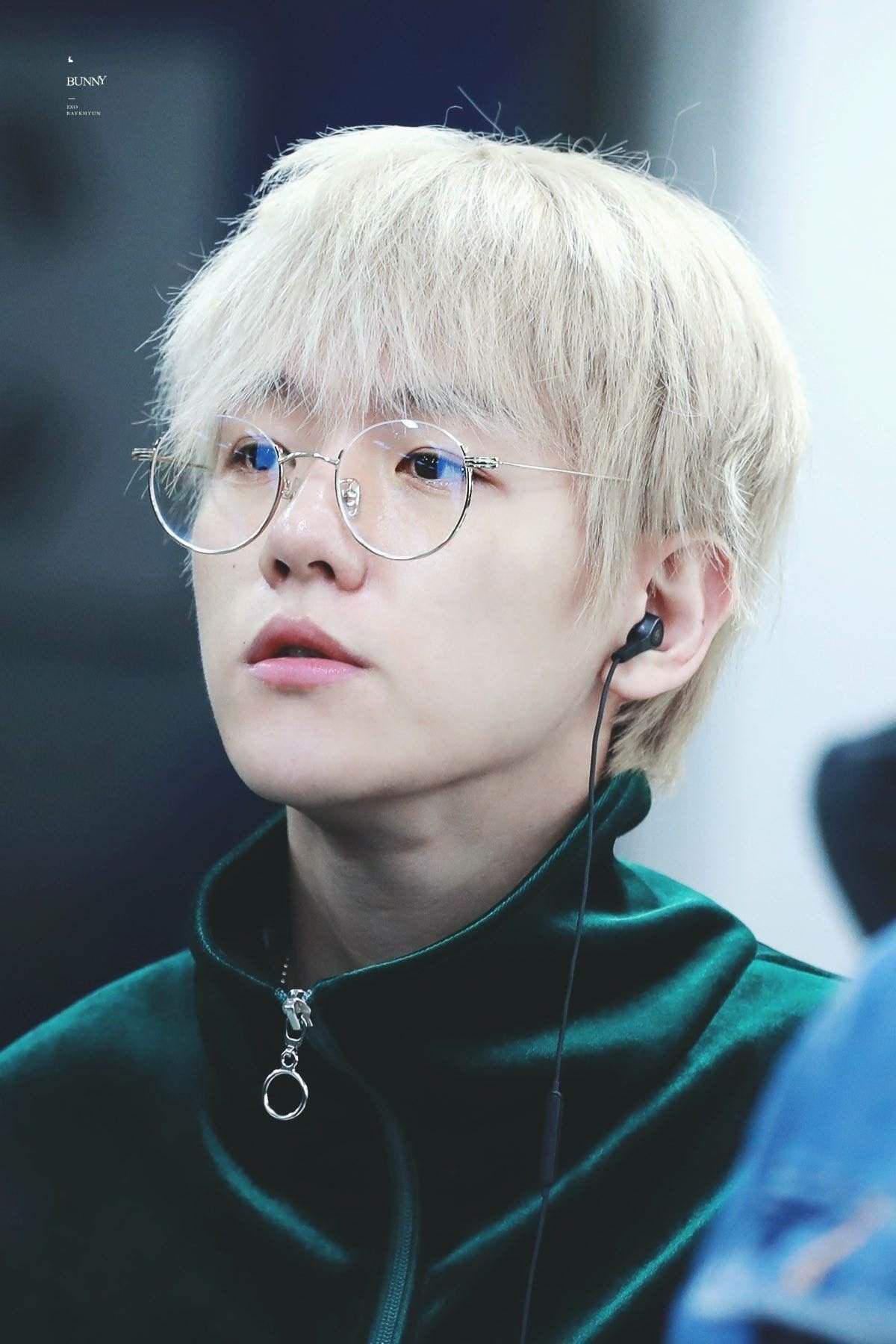 Baekhyun in glasses | K-Pop Amino