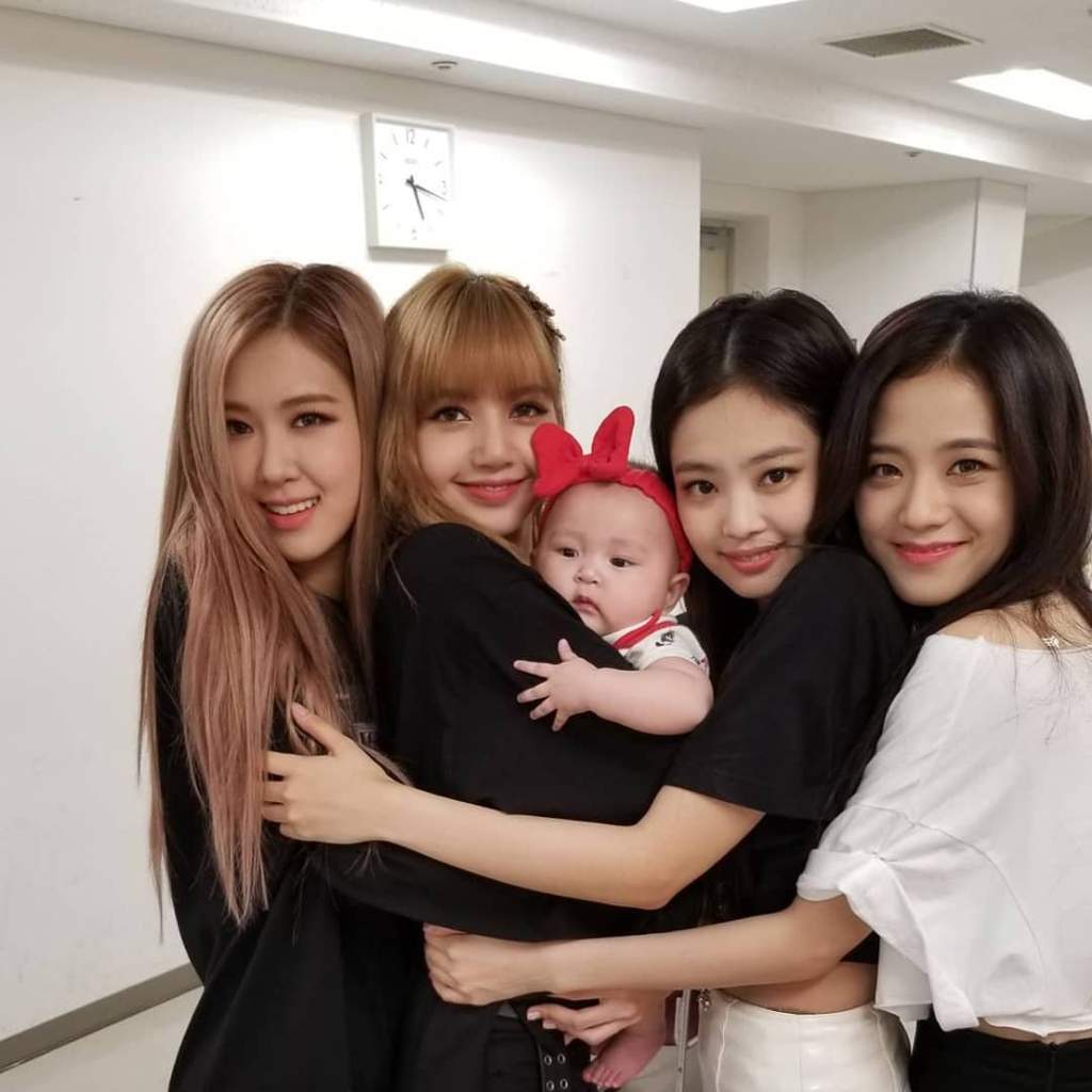 Blackpink with a baby ♥♥😍 | Lalisa Manoban Amino