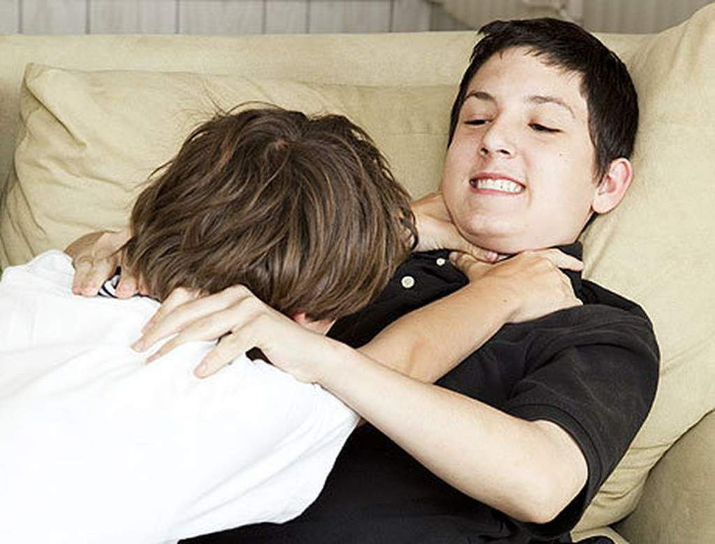Подростки первый. Борьба мальчиков на кровати. Мальчики дерутся на диване. Мальчик пристаёт к мальчику.
