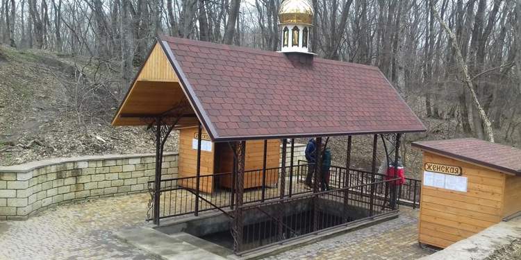 Родник ставропольский край. Святой источник с Московское Ставропольский. Святой источник в Кисловодске. Святой Родник в Кисловодске.