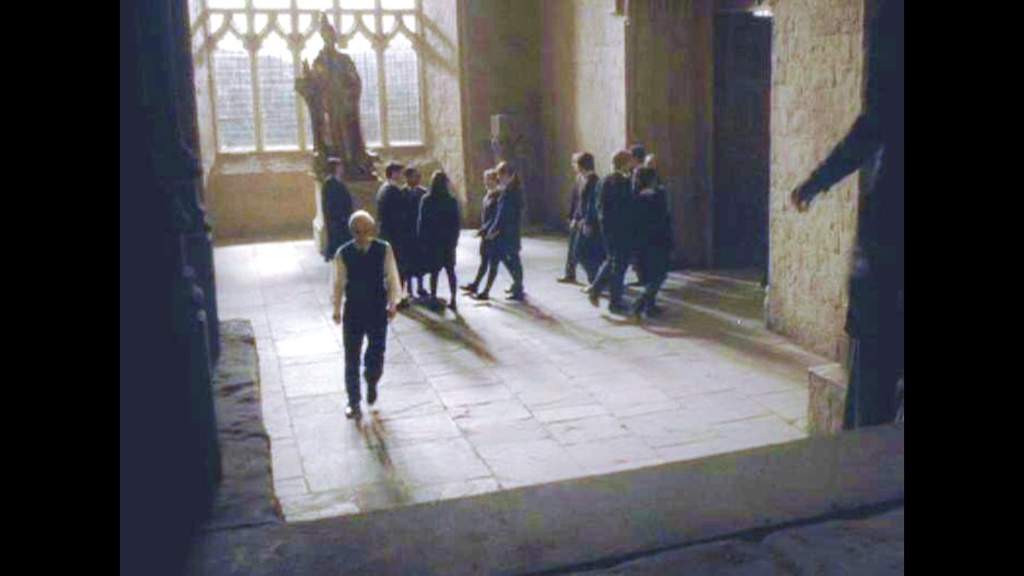 Дверь в хогвартс думская. Коридоры Хогвартса с учениками. Хогвартс коридоры с людьми.