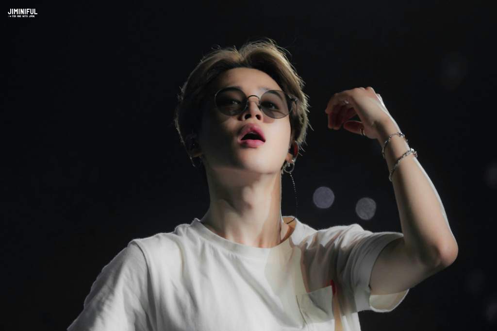 Jimin in Love Yourself concert in Oakland. 😍😍 | Park Jimin Amino