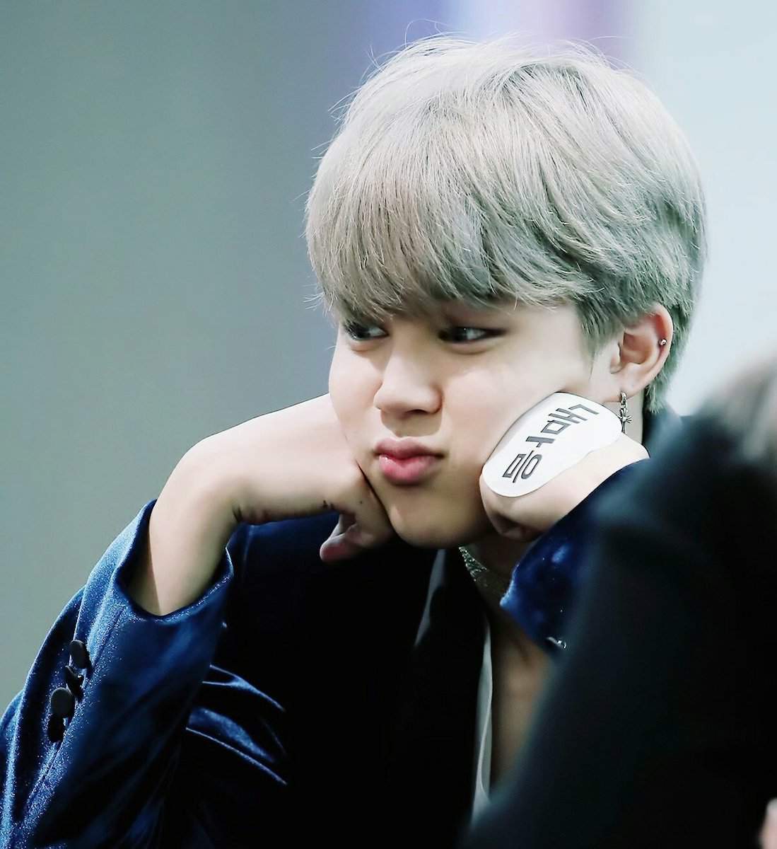 Jimin pouting his lips is the cutest thing in the wold just look how ...