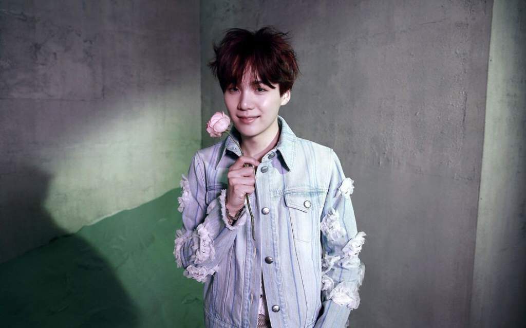 This Korean Man Can Pull Off Messy Hair Army S Amino