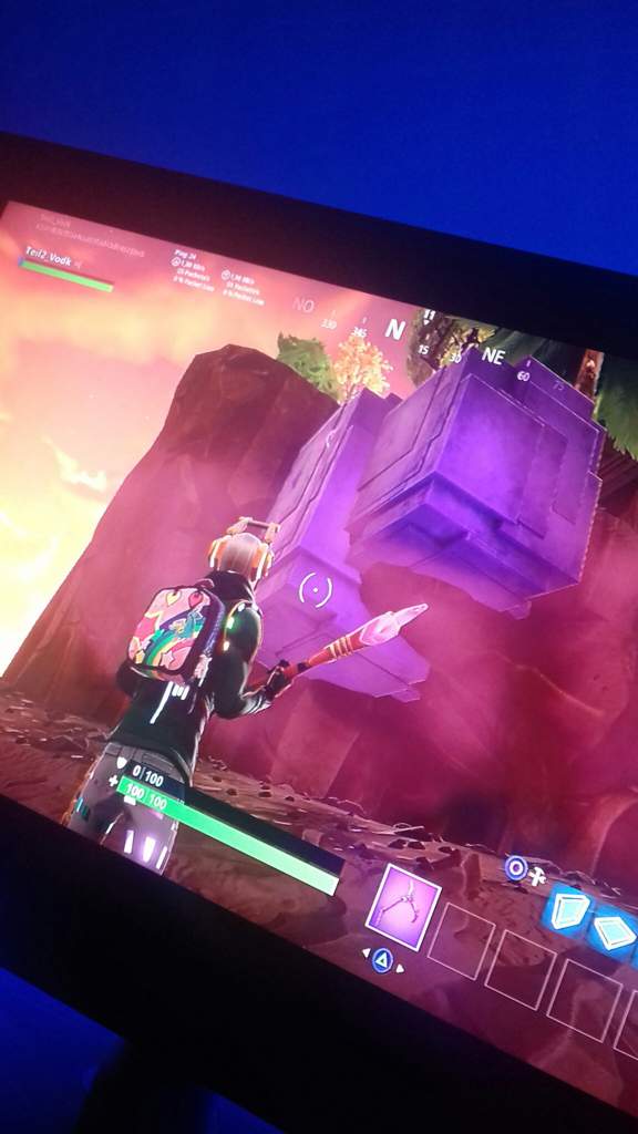 a chaque fois que le cube fait un arret a une rune des sortes de cube mauve nocturne pousse sur les les structures de l ile - fortnite cube mauve