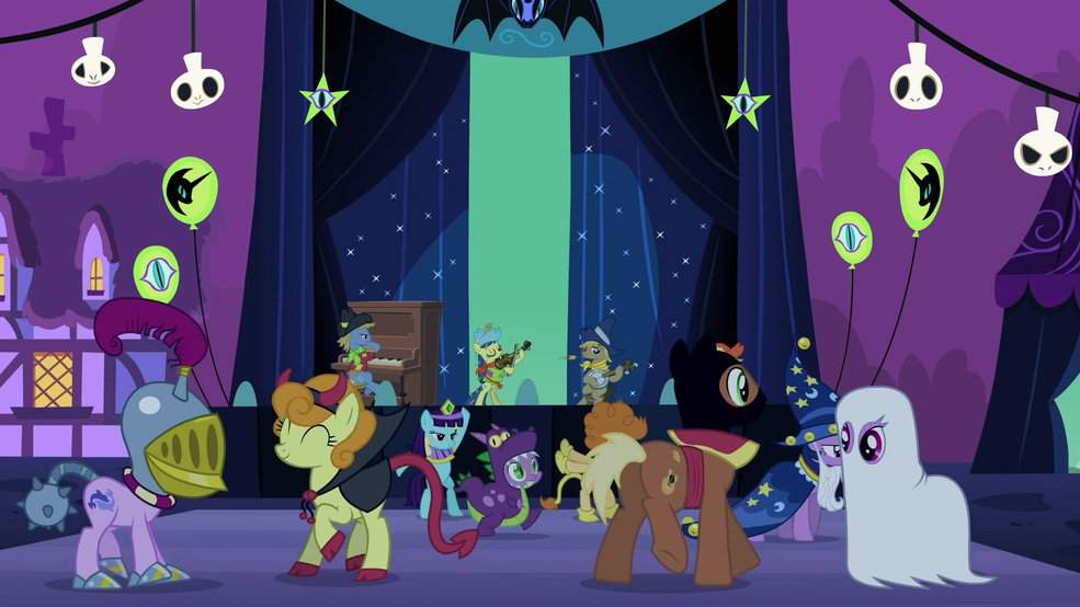 Ночь кошмаров-[IMG=80U]
Ночь кошмаров (англ. Nightmare Night) — ежегодный праздник, который отмечается в Эквестрии и является