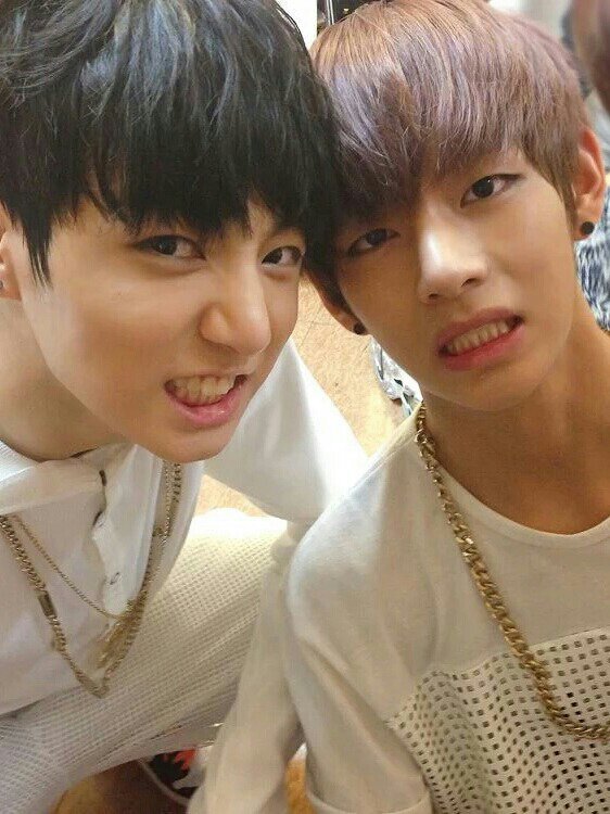 TAEKOOK SELFIES 😄💜 | V K O O K Amino