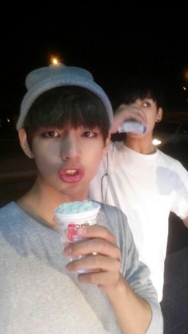 TAEKOOK SELFIES 😄💜 | V K O O K Amino