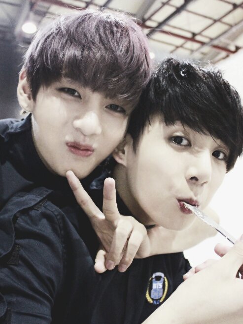 TAEKOOK SELFIES 😄💜 | V K O O K Amino