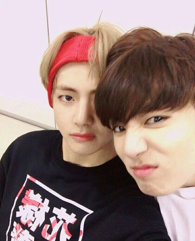 TAEKOOK SELFIES 😄💜 | V K O O K Amino