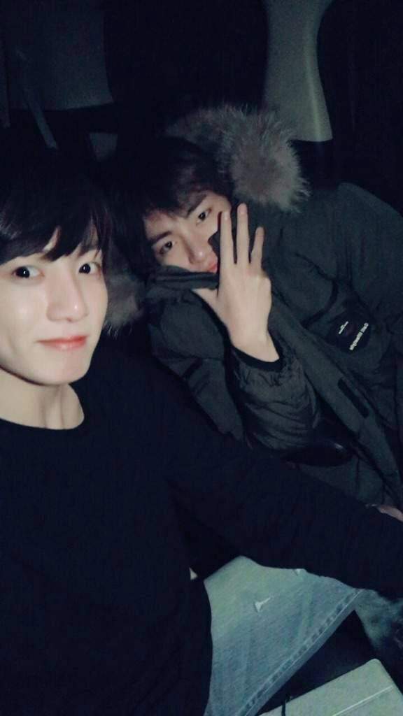 TAEKOOK SELFIES 😄💜 | V K O O K Amino