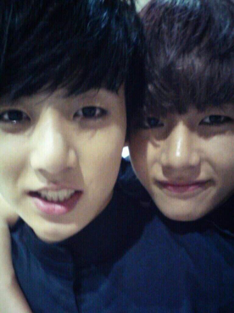 TAEKOOK SELFIES 😄💜 | V K O O K Amino