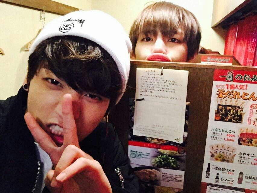 TAEKOOK SELFIES 😄💜 | V K O O K Amino