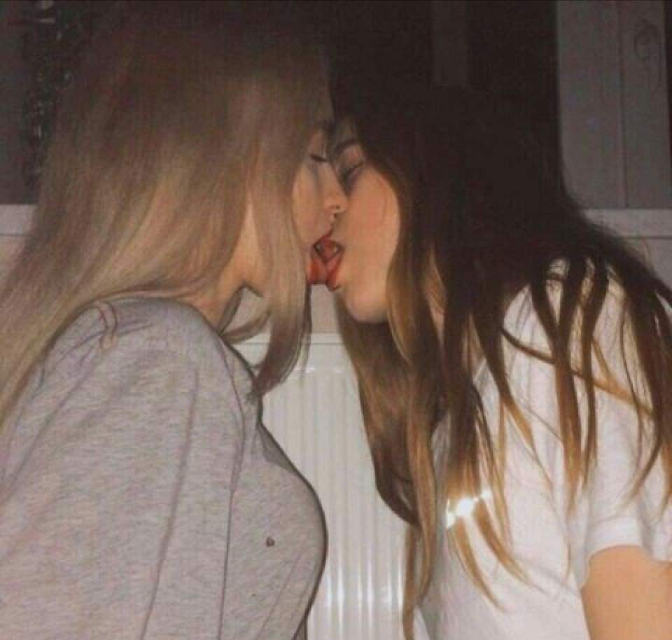 лесби целуются в школе фото 61
