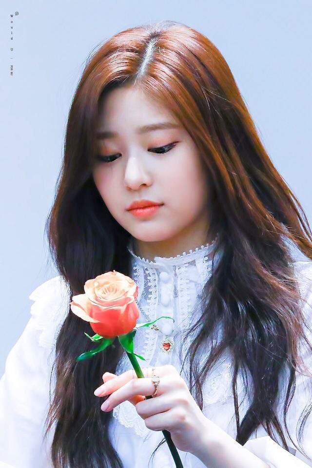 Kim Minju | IZ*ONE (아이즈원 | アイズワン) Amino