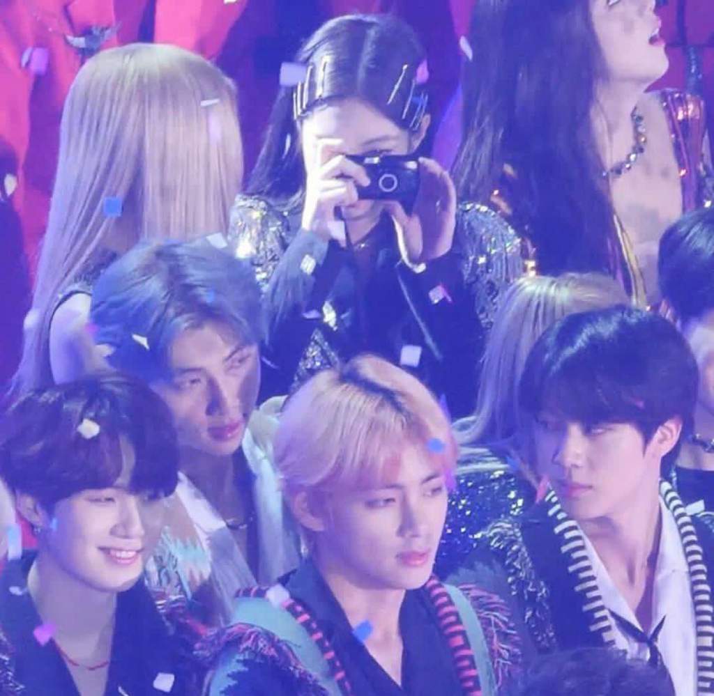 Jennie Spotted Taking A Picture Of Taehyung Reminder I M Not Trying To Ship Anyone Army S Amino