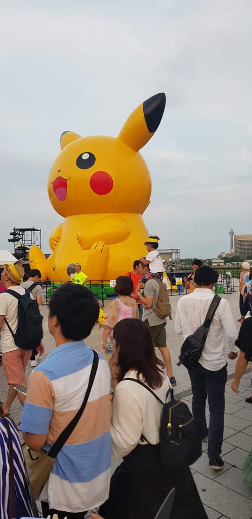 Pikachu Gigante En El Festival De Pikachu En Verano 18 En Yokohama Japon Si Donde Hay Muchos Pikas Bailando Hay Todo Tiempo De Eventos Con Este Pokemon Japon Amino