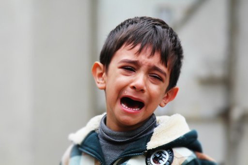 الصورة: صورة طفل حزين يبكى | متع عقلك Amino Amino