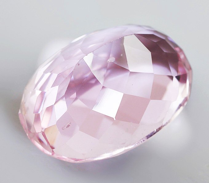Розовый ювелирный камень название. Кунцит камень. Розовый кунцит. Розовый прозрачный камень. Светло розовый прозрачный камень.