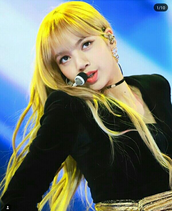 Some hidden pics of Lisa on Golden Disc Award. The light reflection on ...