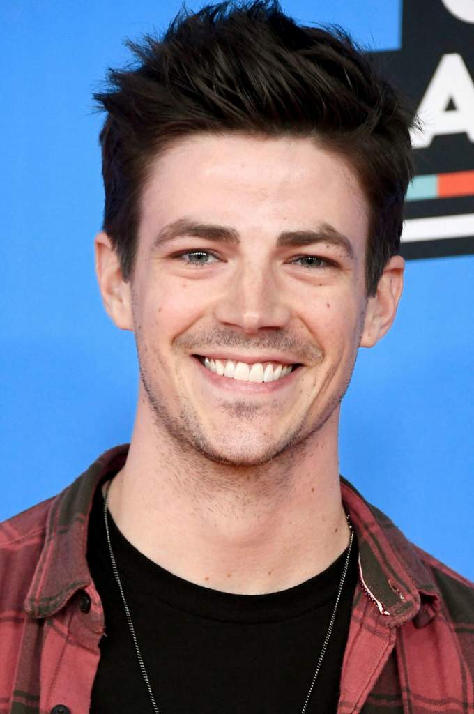 Felicitaciones Grant Gustin | ｢ • DC Universe • ｣ Amino