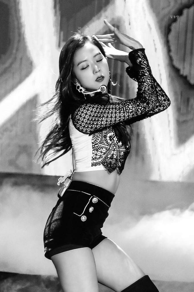 Fierce on Fierce 🔥 that abs tho! 🤤 | Kim Jisoo Amino