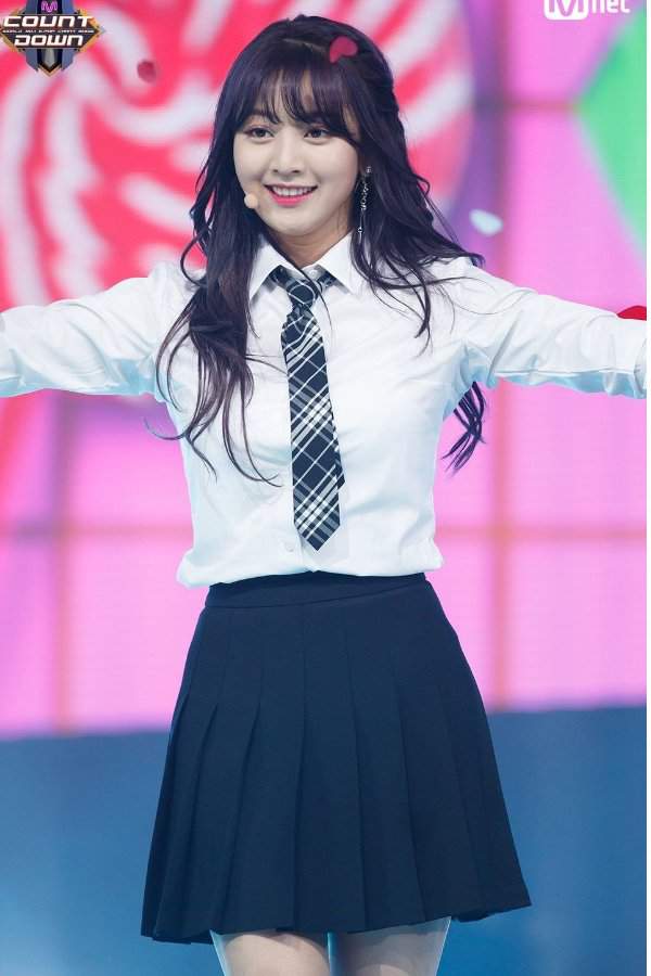 ?dia 13:bias en uniforme escolar? | •Twice Amino• Amino